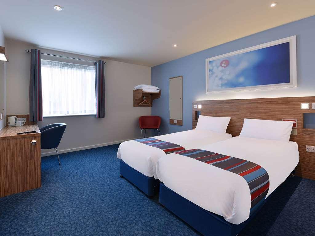 Travelodge Hotel Macclesfield Central Стая снимка